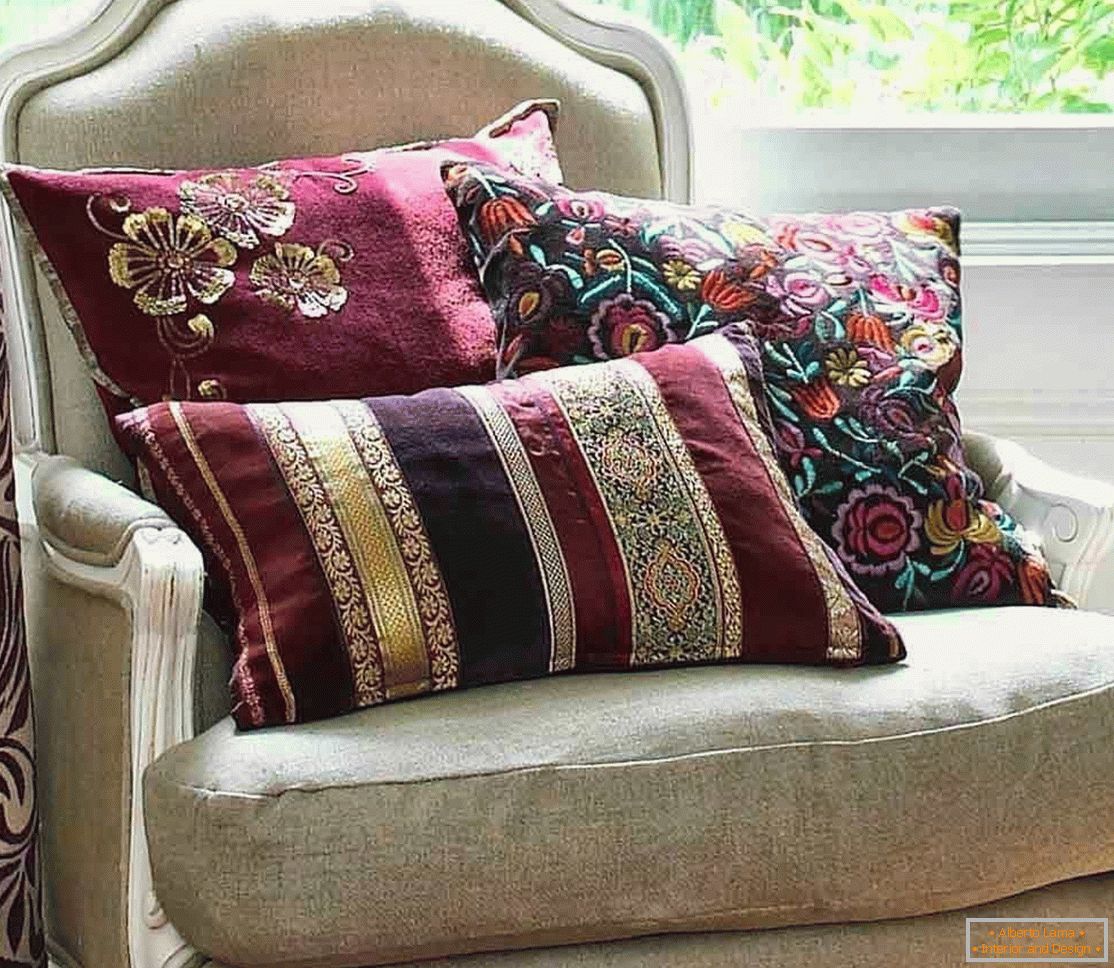 Decorative pillows с вышивкой 