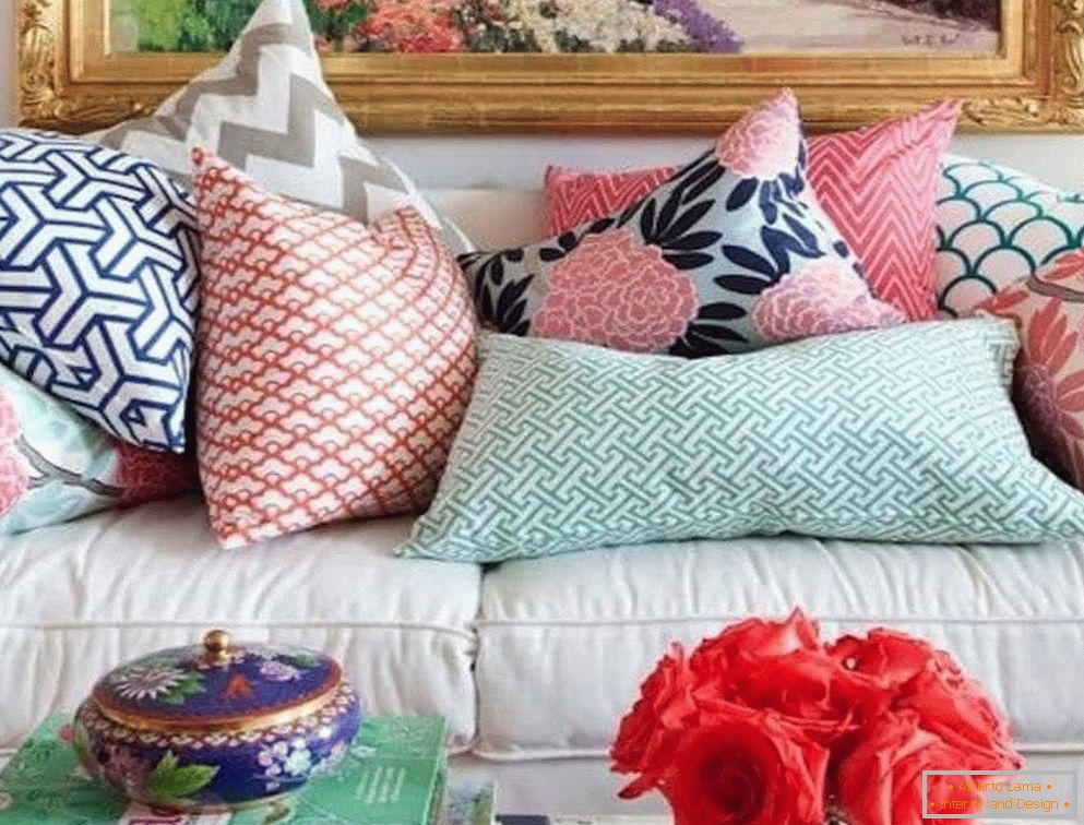 Decorative pillows на диване в гостинной