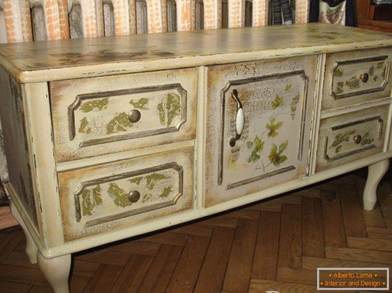 Chest of drawers with leaves