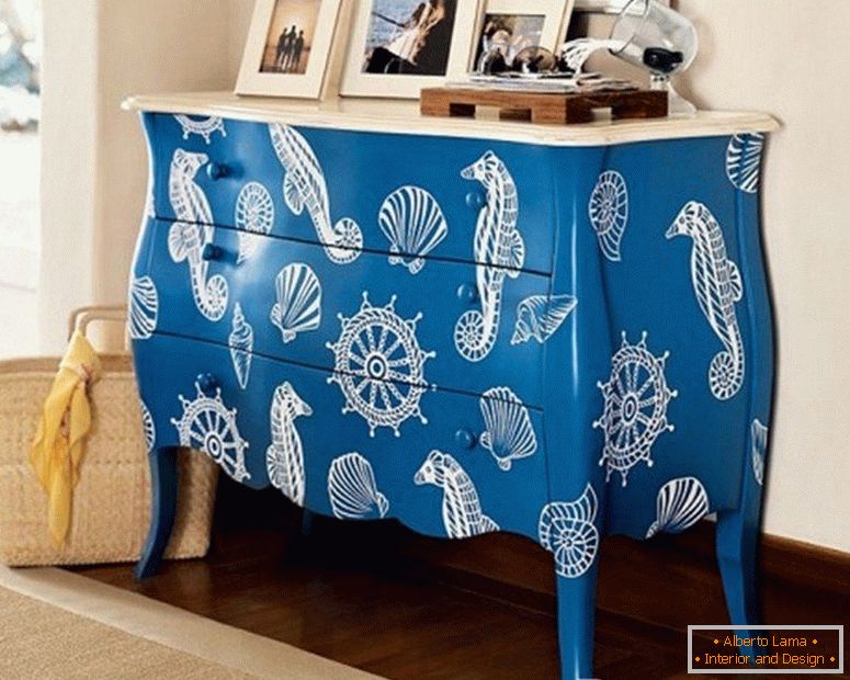 Seahorses and seashells on the chest of drawers