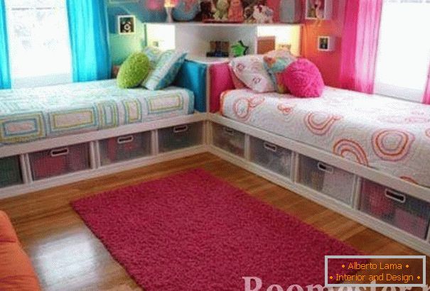 Corner arrangement of beds