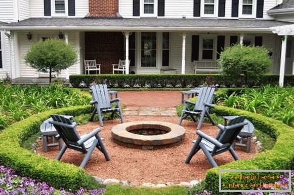 Design of the courtyard of a private house in a classic style