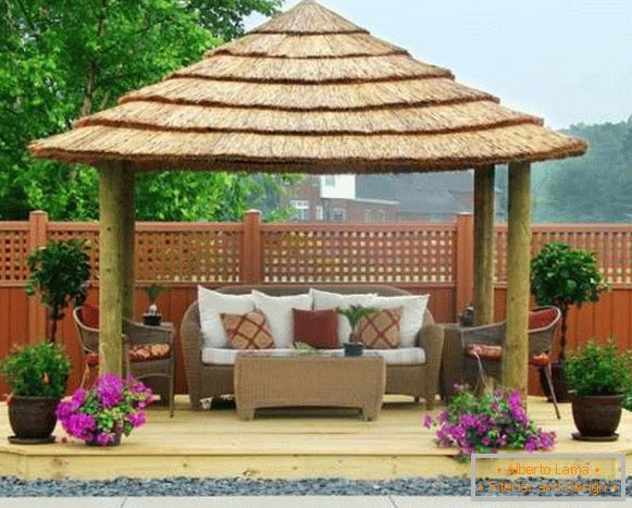 Design of a gazebo in the courtyard of a private house - original ideas