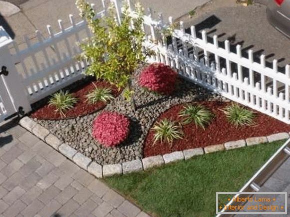 Modern design of the courtyard of a private house - photo of a flower bed