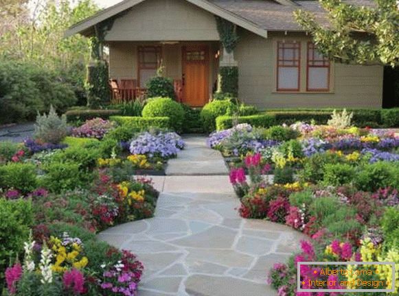 Design of the courtyard of a private house - a photo of modern courtyards with flowers