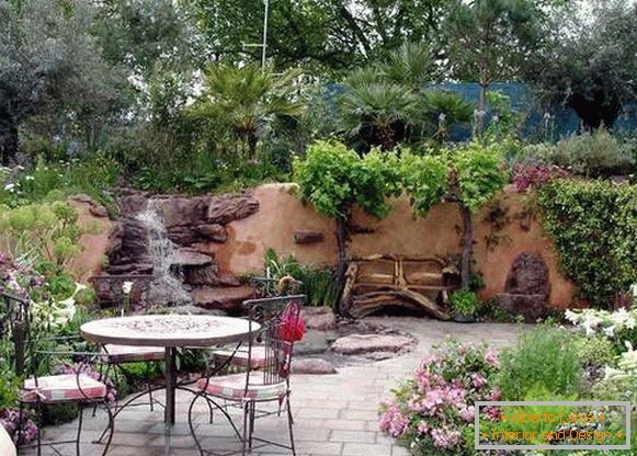 Design of the courtyard of a private house - photo of stone decoration and waterfall