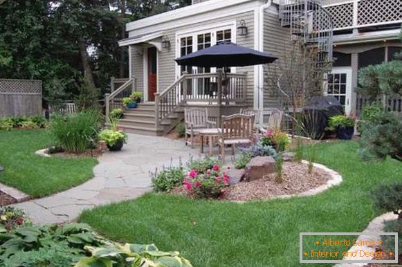 Design of a small courtyard of a private house - a photo of a recreation area