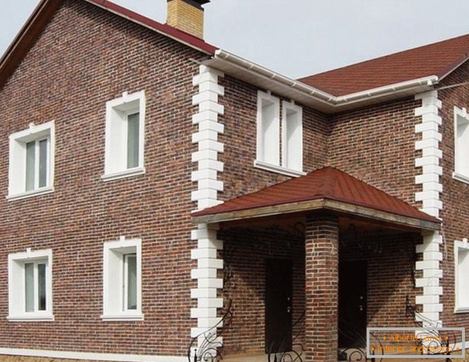 Decorative design of the facade of the house кирпичом
