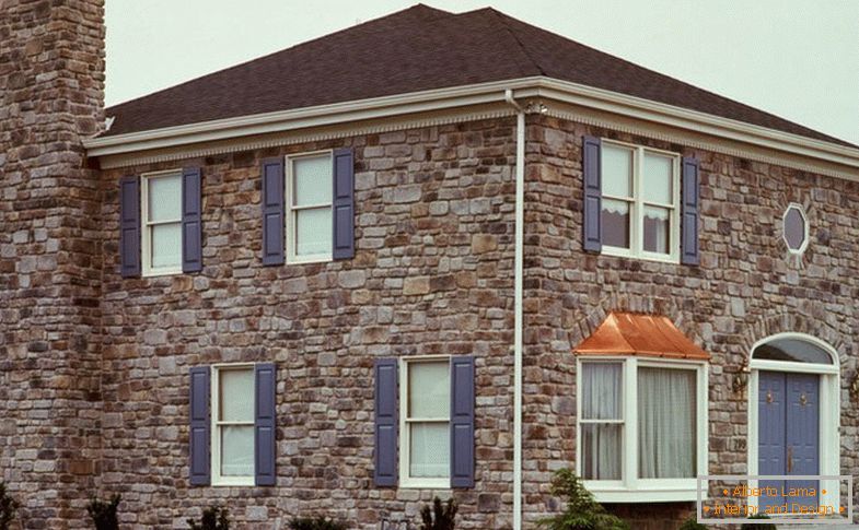 House with a facade of tiles
