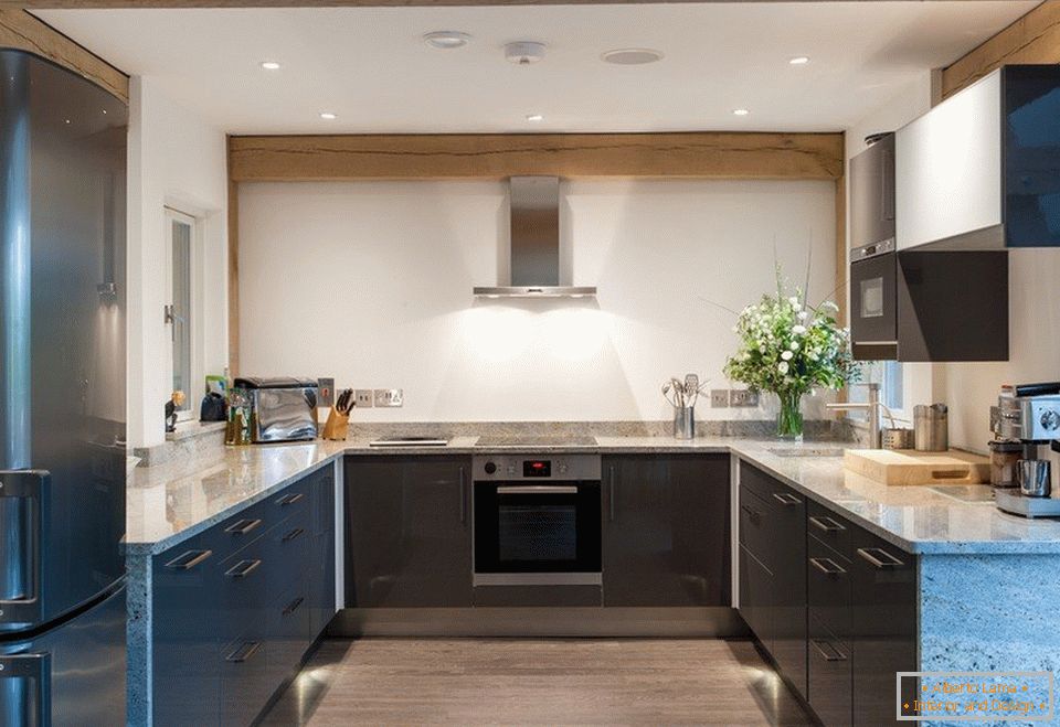U-shaped kitchen silver-blue