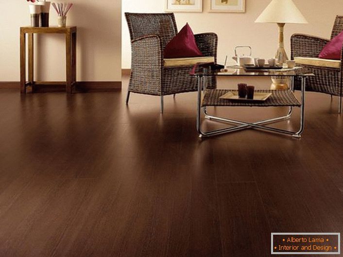The rich color of the wenge is subtly combined with the milky shade of the walls.