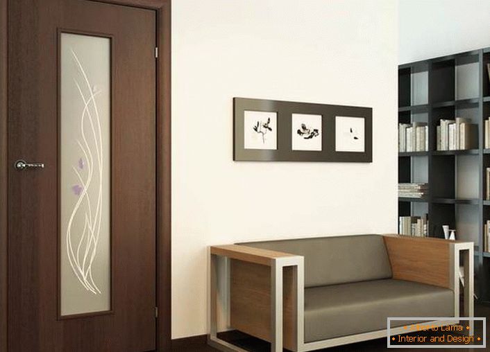 A gentle picture on the frosted glass becomes an unusual decoration of a wenge-colored door.