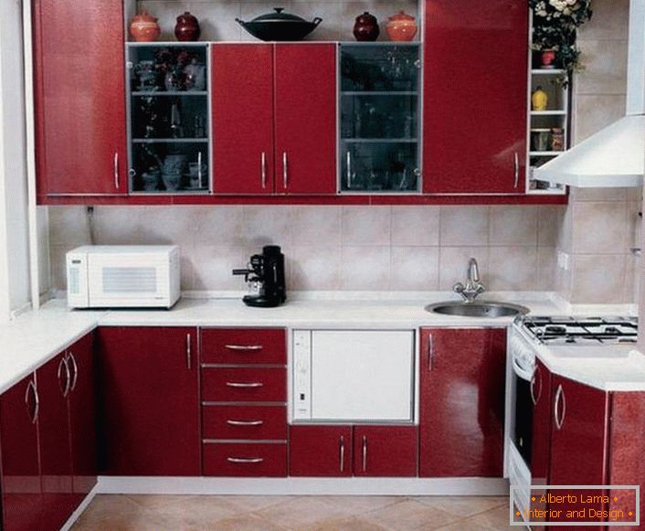 The main requirements for organizing a kitchen of 9 sq. M are practicality and functionality. The U-shaped kitchen of a rich burgundy color is not only convenient, but also has an attractive appearance.