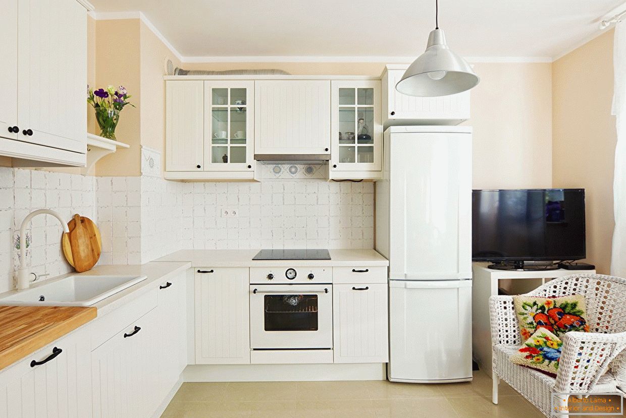 L-shaped layout кухни с белой мебелью