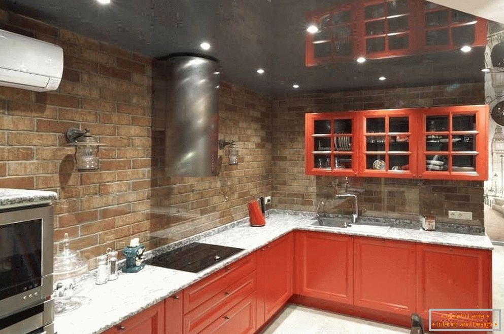 Corner kitchen in red without upper cupboards above the work surface