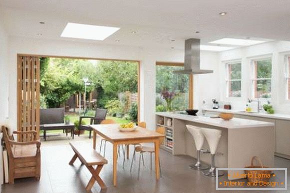 Design of kitchen dining in a private house - photo with access to the yard