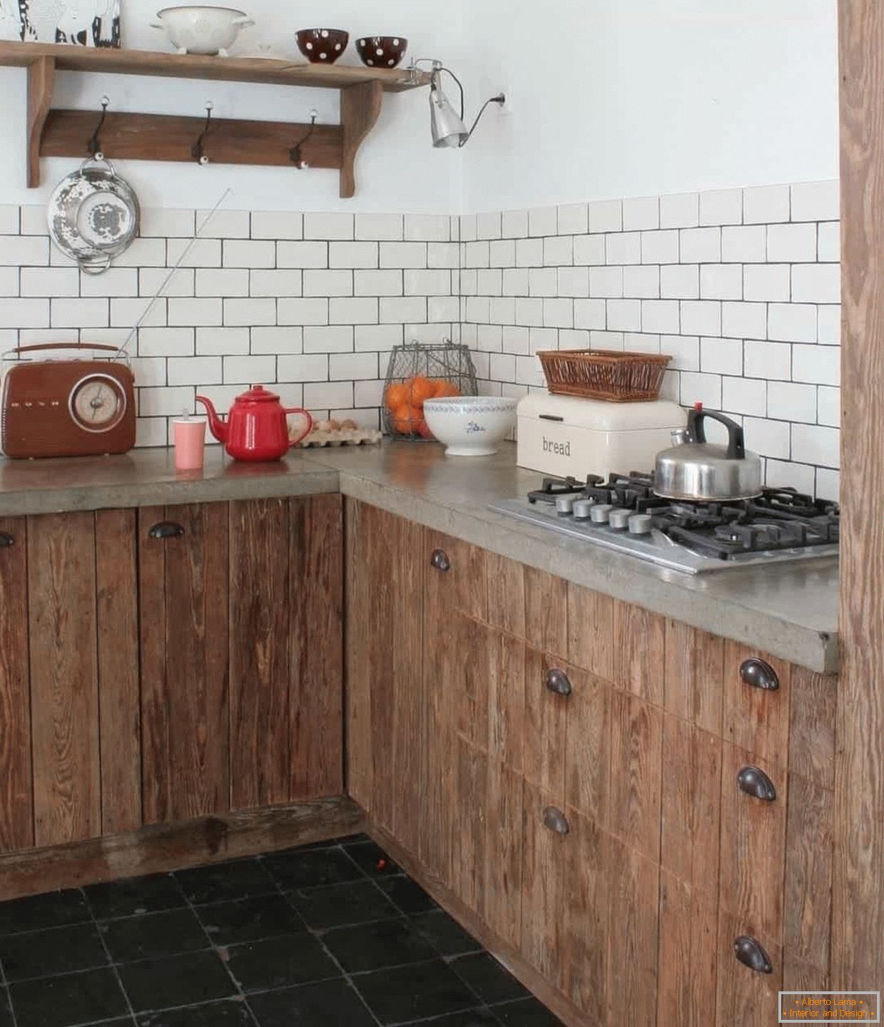 Rustic style kitchen с искусственно состаренными фасадами