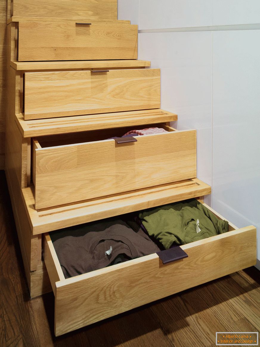 Storage system in stairs