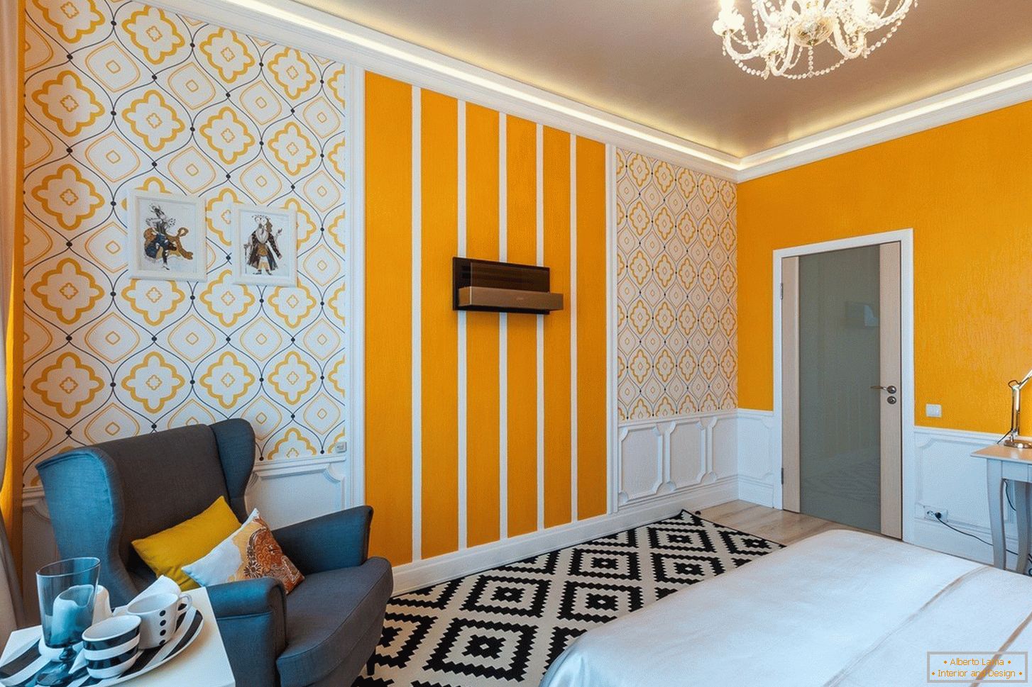 Combination of three types of wallpaper in one color scheme