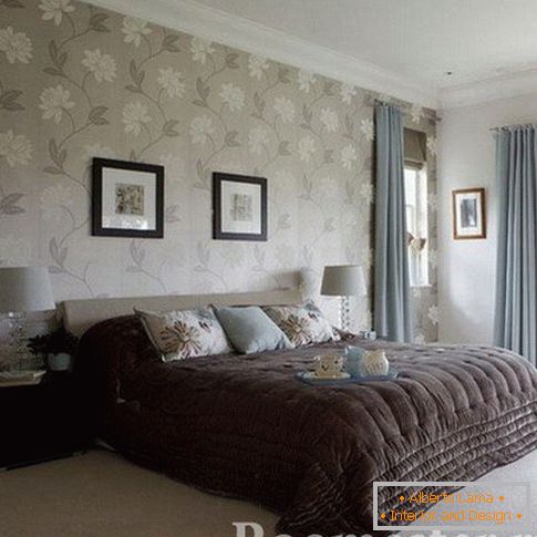 Color of wallpaper under the furniture in the bedroom