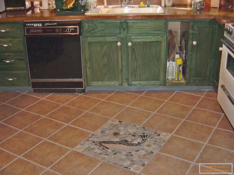 Diagonal laying of tiles on the kitchen floor