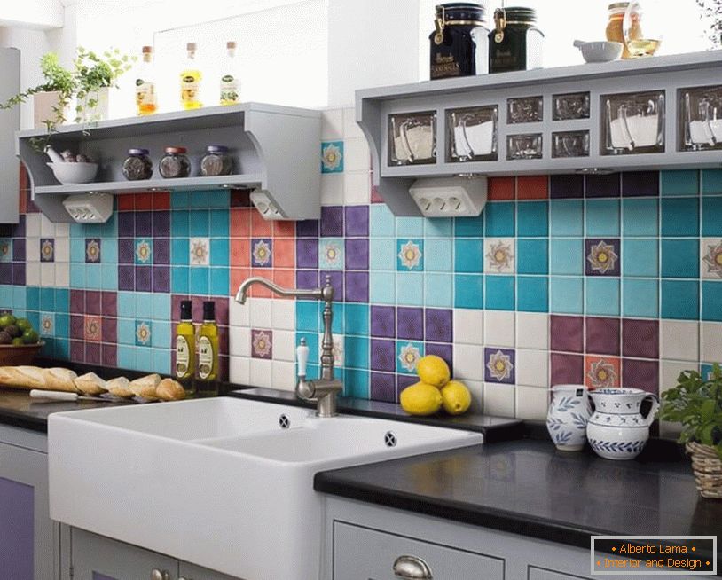 Apron of bright tiles in the kitchen