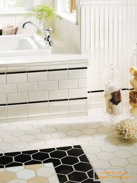 White bath with accents on the floor
