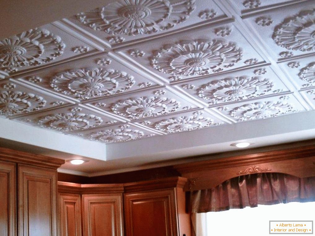 Finishing the ceiling with expanded polystyrene plates