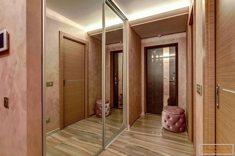 Mirror cabinet in the hallway