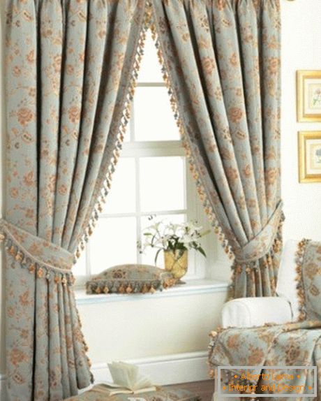 Curtains made of heavy fabric