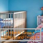 The decor of the bedroom with a baby cot in blue tones