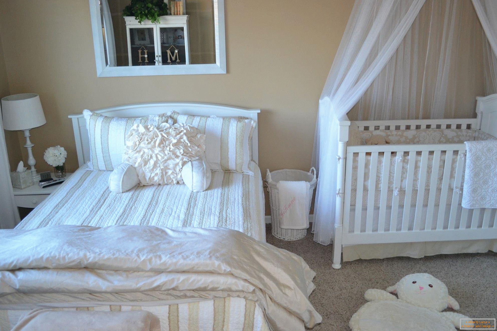 Sand walls and white furniture in the bedroom