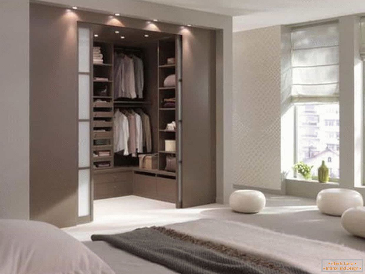 Wardrobe in the bedroom with separate entrance