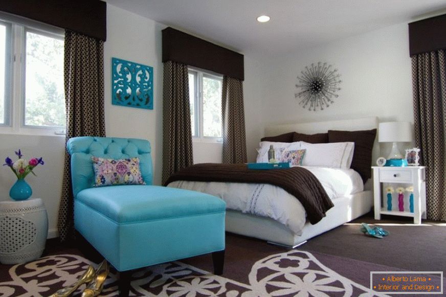 The combination of brown and turquoise in the interior