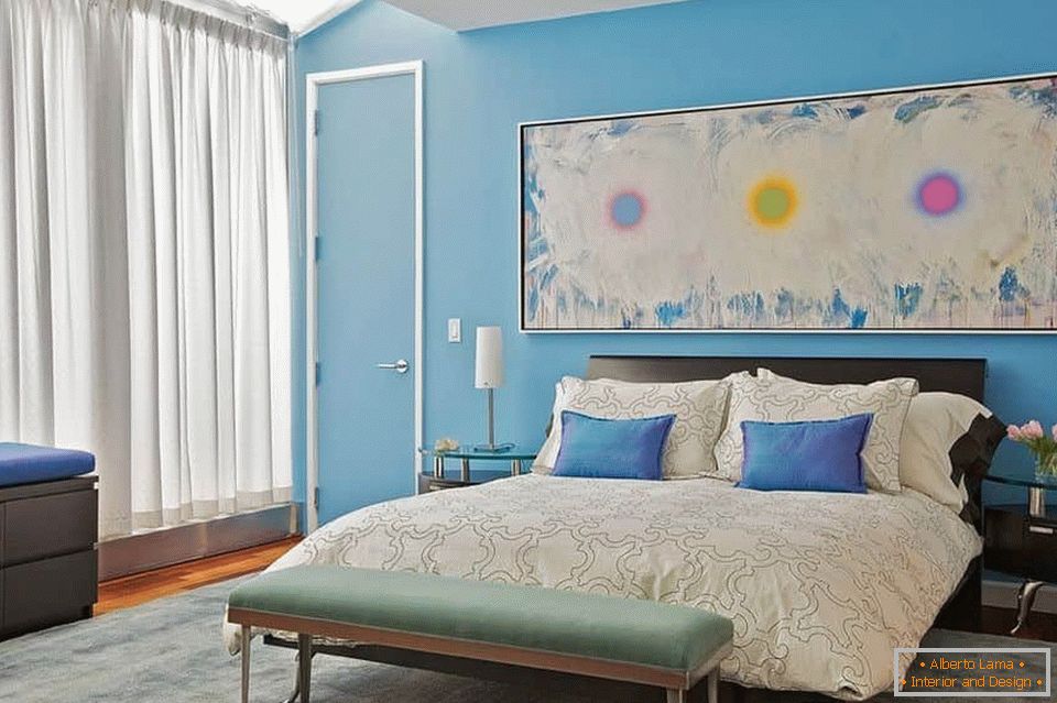 Light bedroom с голубыми стенами