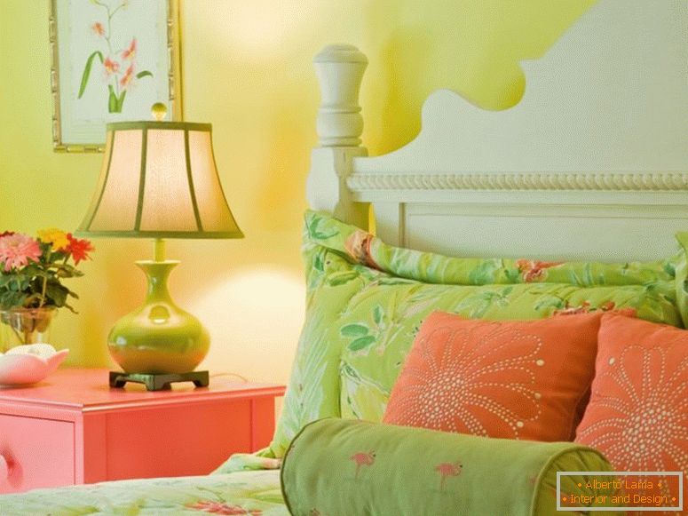 The combination of green with other colors in the interior of the bedroom