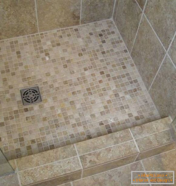 Shower cabin с мозаикой на полу
