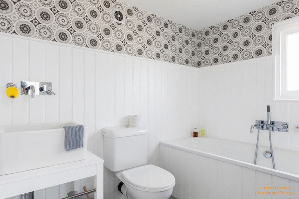 Wallpapers and plastic on the walls in the bathroom