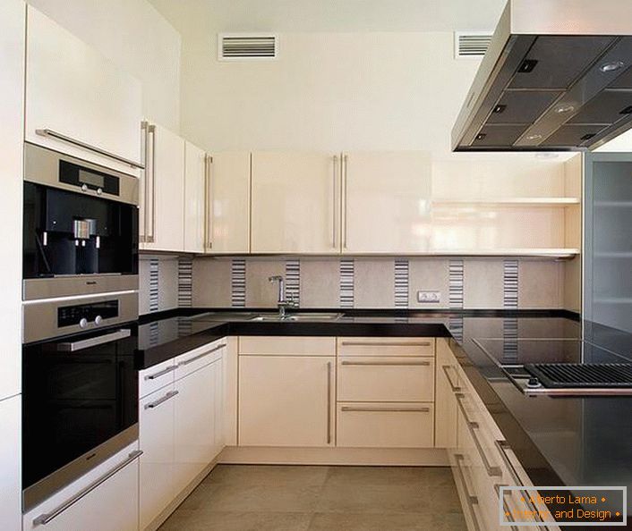 Functionally involved the entire kitchen area. Attention is attracted by a black countertop, on which, besides, scratches are not so noticeable.
