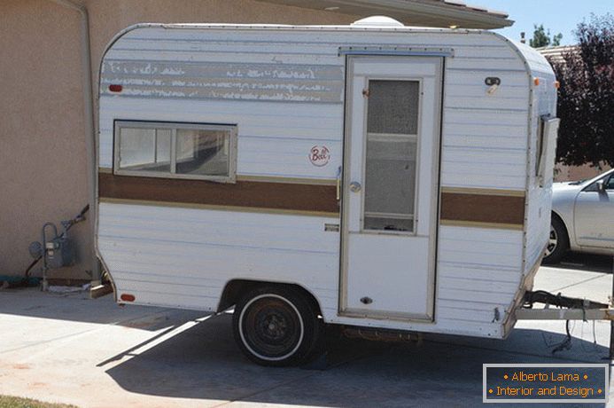 House on wheels before repair