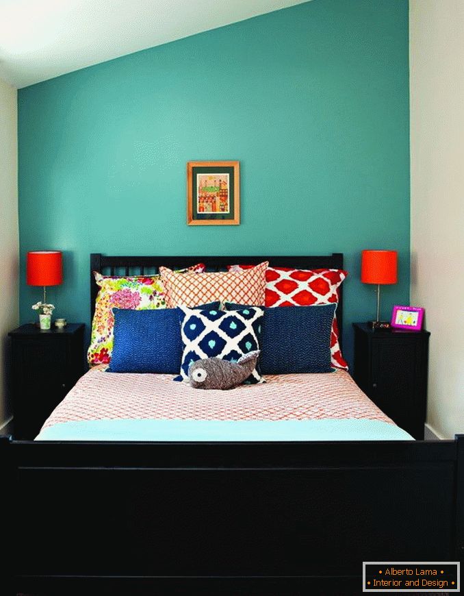 Bright accents in the interior of the bedroom