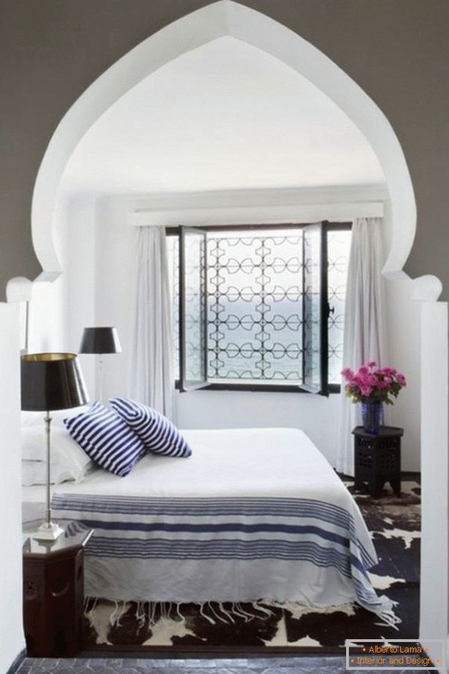 Bedroom with an arch