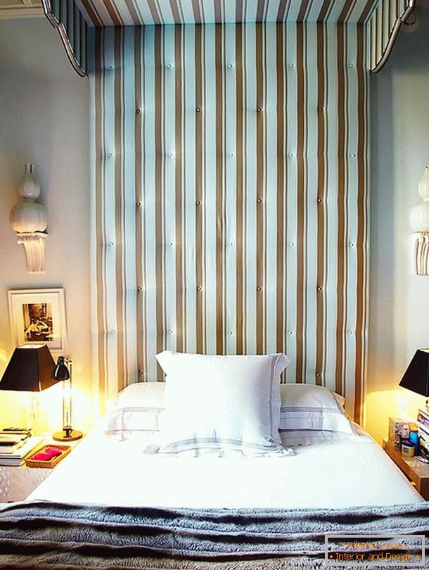 Wallpaper stripes in the bedroom