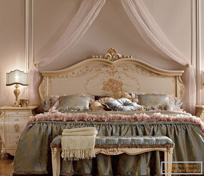 A light canopy above the bed makes the atmosphere in the room cozy and romantic.