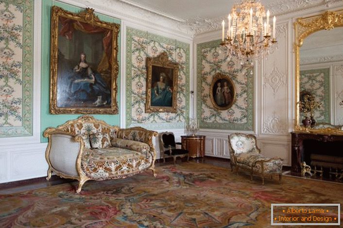 Luxury and wealth are the basic styles of baroque.