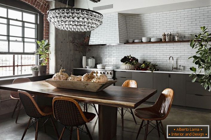 The loft style, which was formerly called industrial, looks great in a spacious light kitchen. 