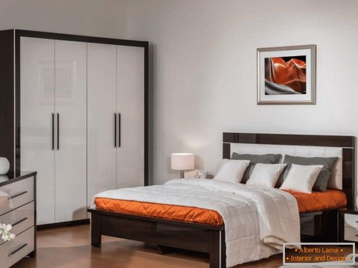 Classical lovers are increasingly giving preference to wenge color when it comes to interior design of a bedroom.