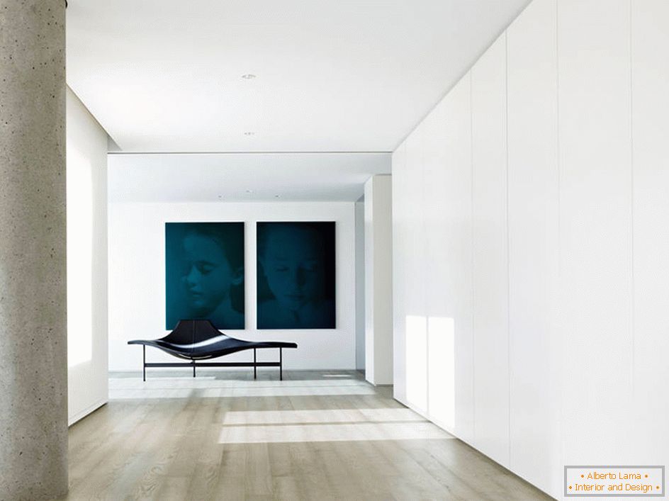 A vivid example of a minimalist hall design in a country mansion.