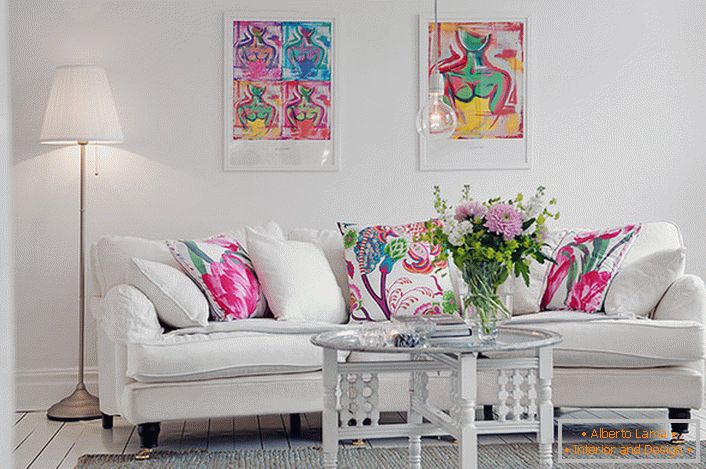 Bright pictures look stylish in the interior. The eclectic style is interesting mainly to people with a creative mind.