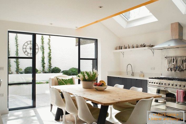 Spacious, light kitchen in eclectic style with access to the loggia.